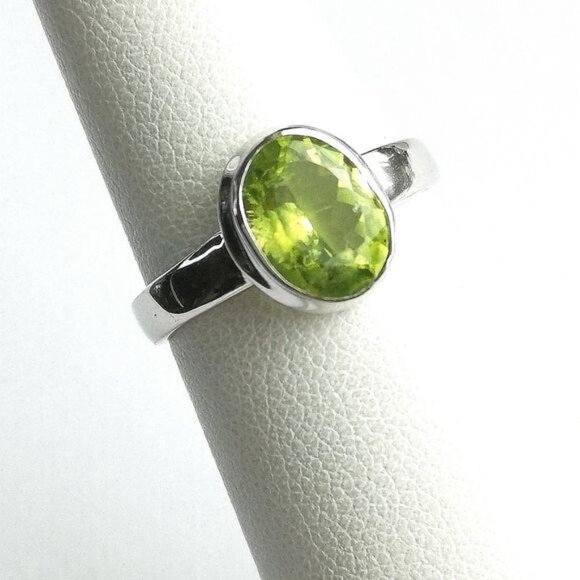 New Apple Green Peridot Ring in Sterling Silver size 6 - Picture 2 of 9